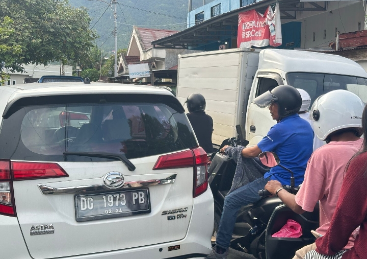 Macet Panjang di Jalan Seruni-Stadion Gegara Mobil Oknum Polisi