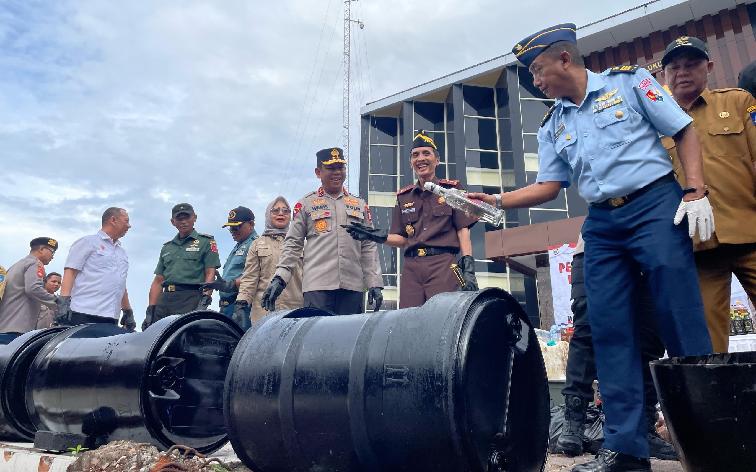 Polda Maluku Utara Musnahkan 7034 Liter Miras