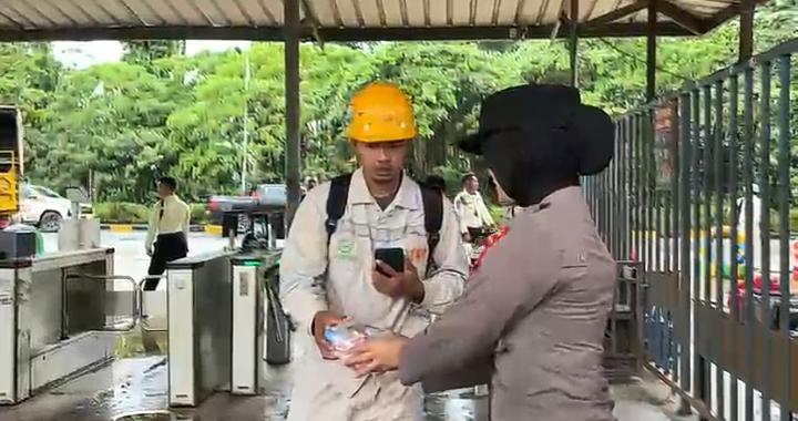 Polda Malut Bagi-bagi Minuman Gratis saat Amankan May Day 2026