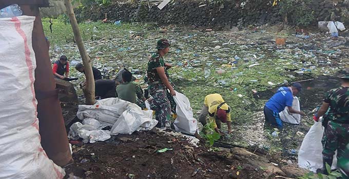 DLH Ternate Gandeng TNI Gelar Kerja Bakti di Pusat Kota