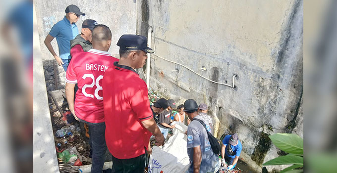 DLH dan Masyarakat Gamalama Bersih-bersih Selokan