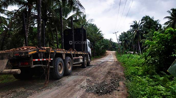Truk Logging PT Kirana Cakrawala Picu Kerusakan Jalan Miaf-Sosolat