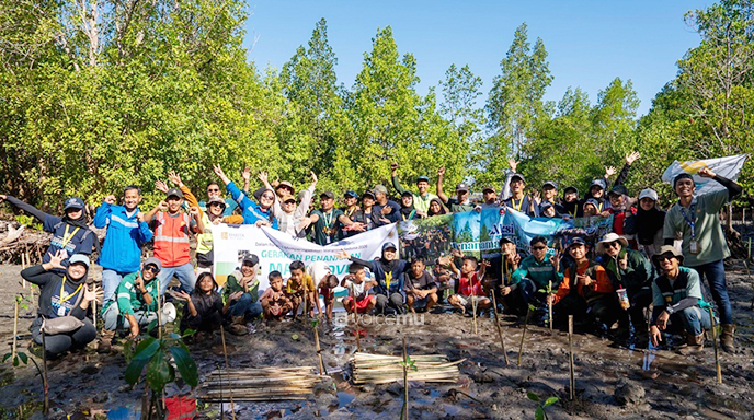 Mahasiswa KKN UGM dan Harita Nickel Tanam 380 Mangrove di Soligi 2 Mahasiswa KKN UGM dan Harita Nickel Tanam 380 Mangrove di Soligi